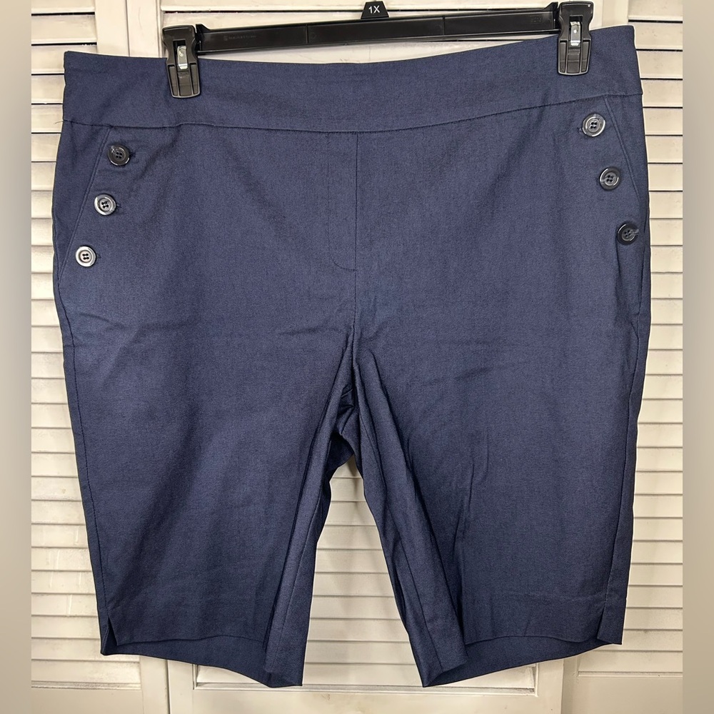 Avenue Navy Button-Detail Women’s Shorts Size 20